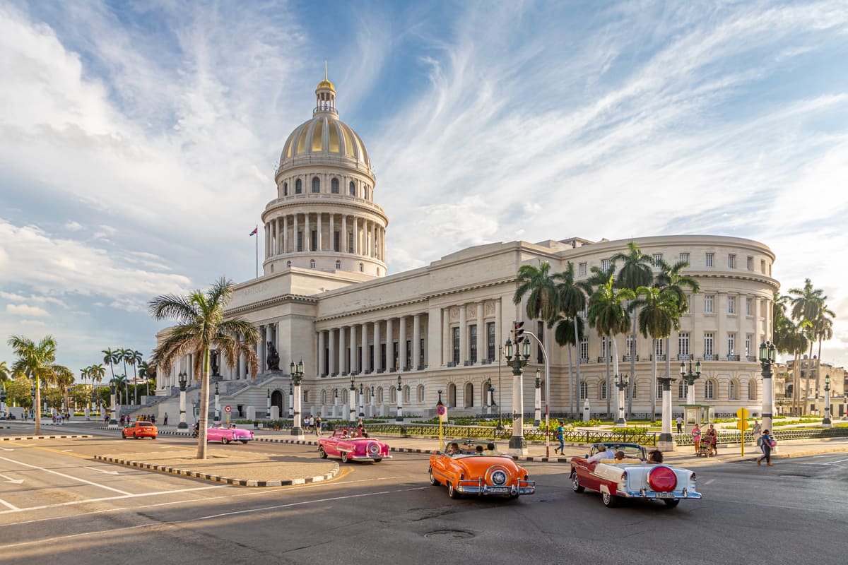 Capitolio de La Habana y autos clásicos bajo el cielo abierto